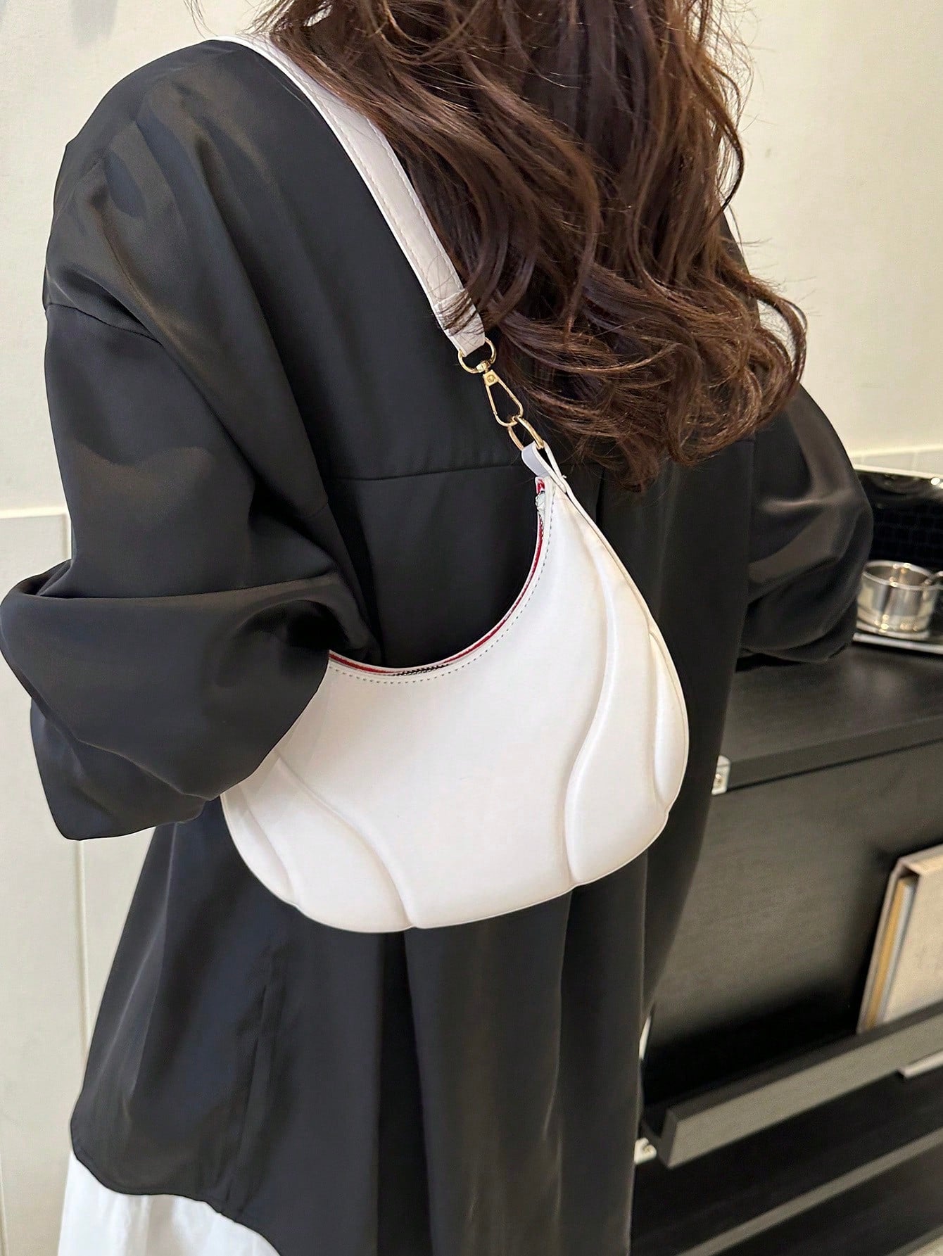 Bag | Sac Croissant avec Chaîne Acrylique