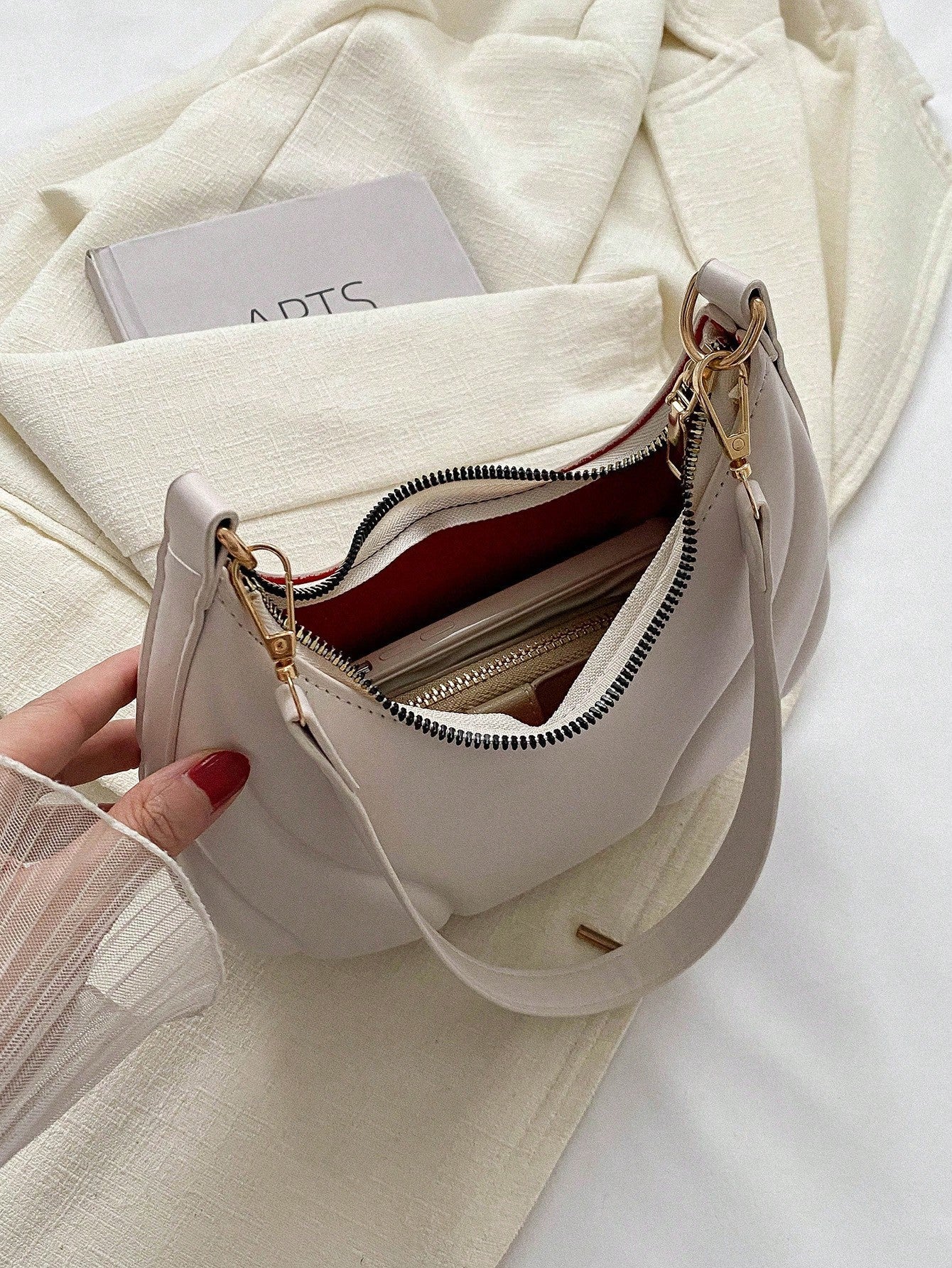 Bag | Sac Croissant avec Chaîne Acrylique